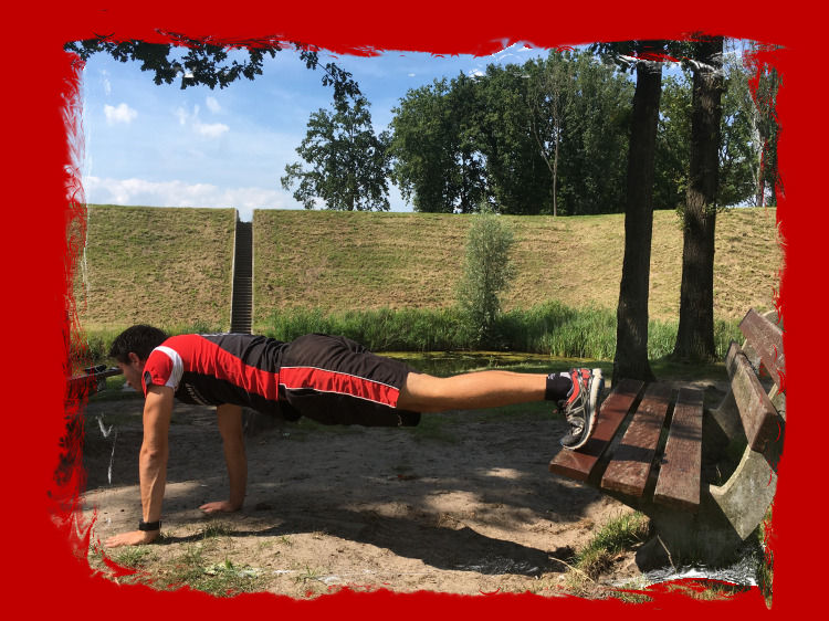 Bootcamp oefeningen in met behulp van aanwezige materialen